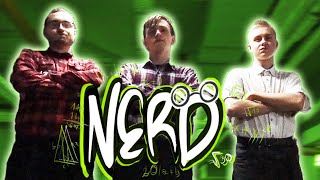 Kadr z teledysku Nerd tekst piosenki Pokój Wytrzeźwień feat. Sirven, Pitrucha & Bugi