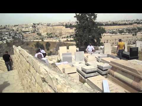 Arab Palestinian directs Christian tourist to Menachem Begin's Tomb