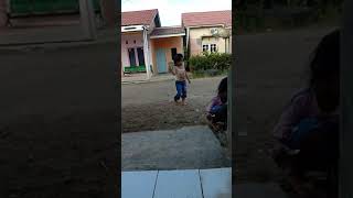 Download lagu Kakinya luka jatuh dari sepeda mp3