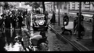 Schindlers List - Wealthy jew leaves his home