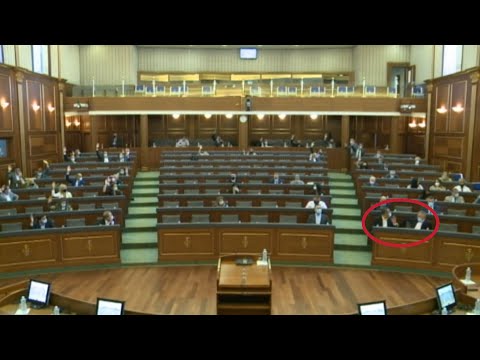 Arben Gashi dhe Kujtim Shala votojnë për Projektligjin për Mbrojtjen e Vlerave të UÇK-së