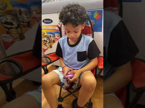 Esmerado con su canción.