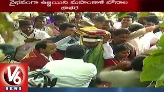 Telangana CM KCR offers Holy Clothes for Ujjaini Mahakali | Lashkar Bonalu - V6 News