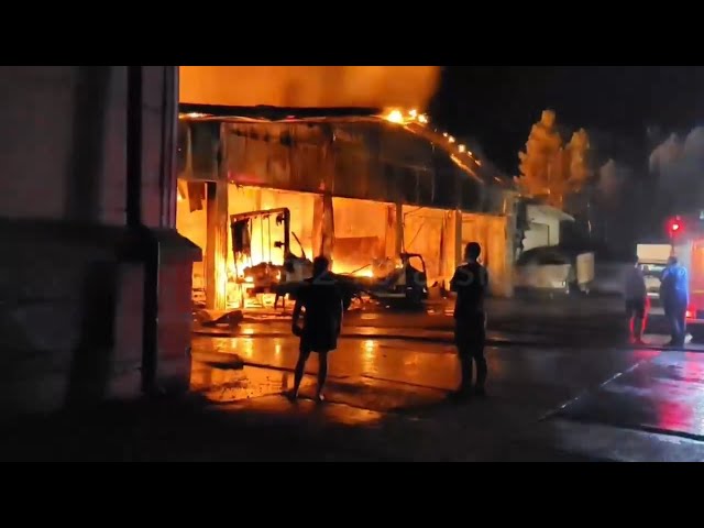 Деревянный дом-памятник загорелся в Иркутске