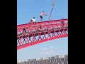 Parkouratleet stunt van Python-brug