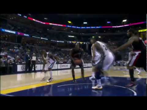 Travis Outlaw Stuffs It In!