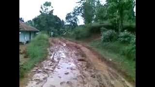 preview picture of video 'Kondisi Jalan Dusun Karyamukti Desa Cikadu'