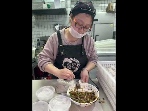 烟雨上饶里的美味小吃 16秒跟我吃遍我钟爱的几道小吃，一口一个大满足上饶 街边小吃 把家乡的味道分享给大家 城市里的烟火气 为中国小城上分