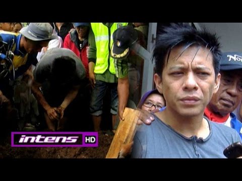 Ariel Turun Langsung di Pemakaman Ayahanda Tercinta - Intens