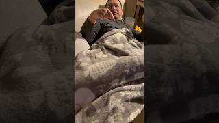 パパを足置きにしてくつろぐ娘#shorts#カナダvlog #海外育ち #海外生活vlog #仲良し家族 #仲良し親子 #中学生女子 #カナダ留学生 #海外生活vlog #日常生活vlog #日常