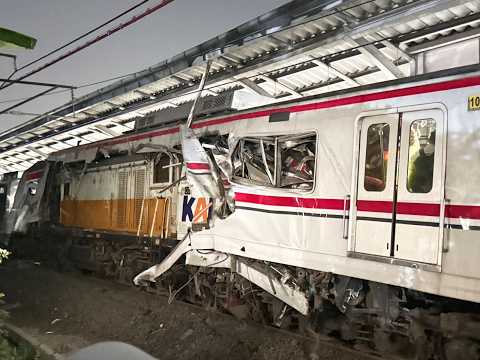 BREAKING NEWS Kecelakaan Kereta Jarak Jauh dan KRL di Stasiun Bekasi Timur