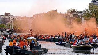 Miles llenan las calles y canales de Ámsterdam por el cumpleaños del rey