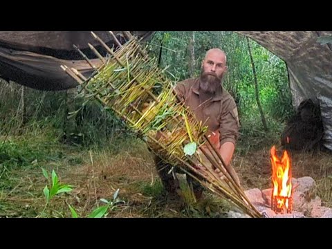 Primitive Fish Trap - Survival Catch and Cook -  Bushcraft Hammock Camping