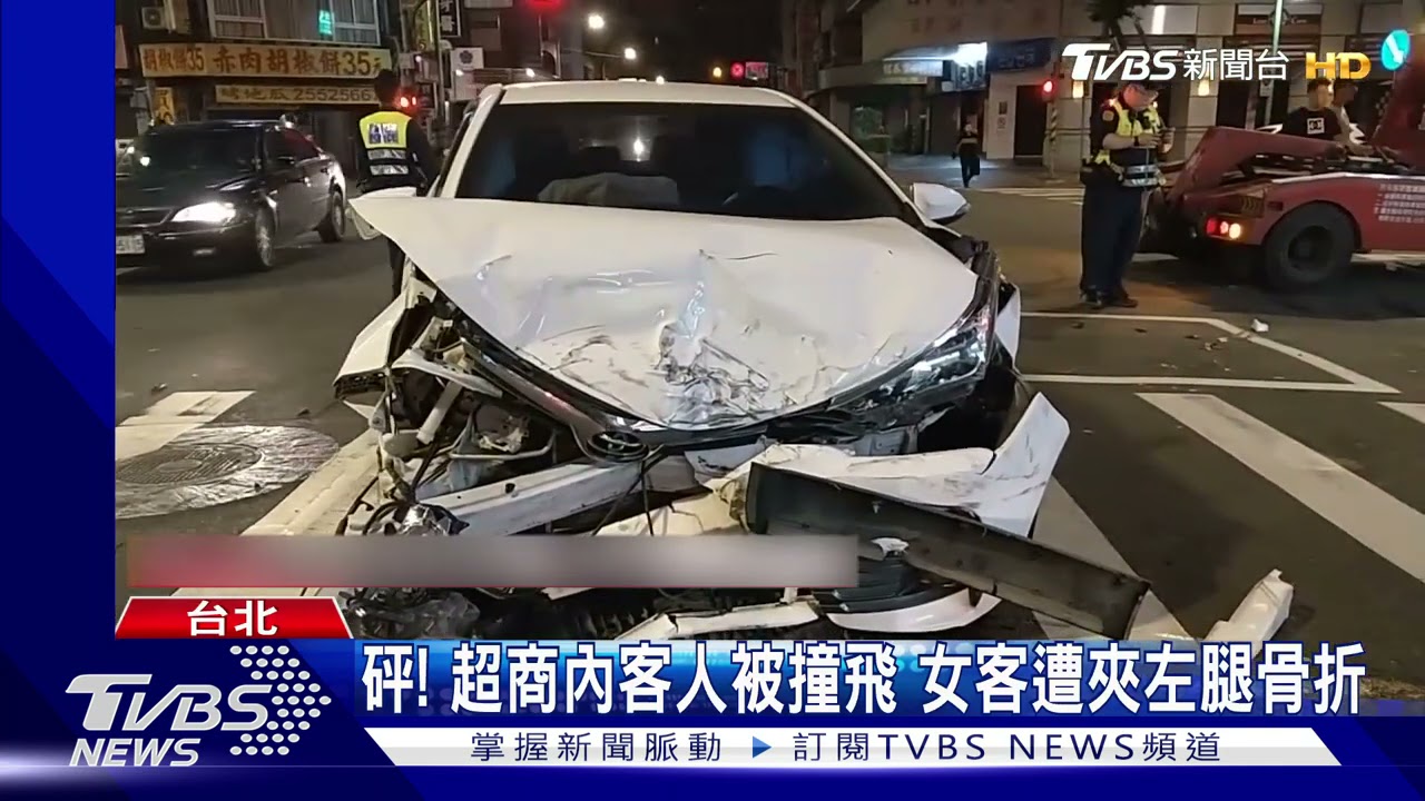 悚! 駕駛闖燈擦撞害無辜車衝進超商 女客結帳遭夾斷腿