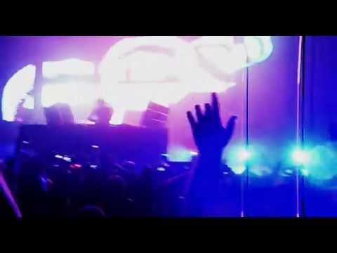 Tiësto in Seattle, Tiesto Escape Me feat. CC Sheffield