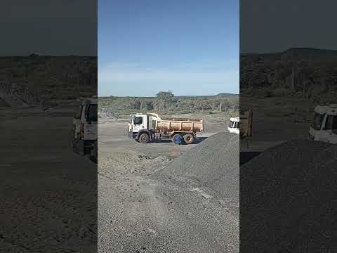 serviço de hoje puxando material para o asfalto em curimatã Piauí Brasil 🇧🇷