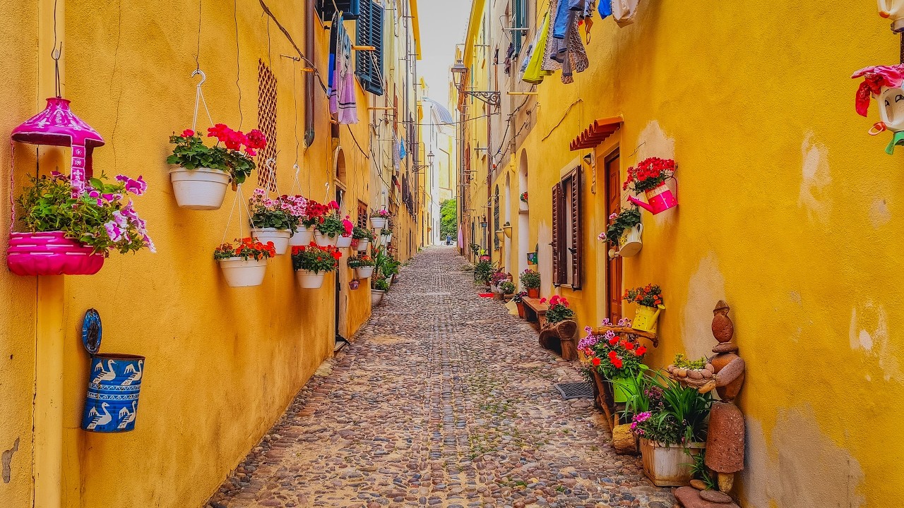 Alghero, Sardinia 4K HDR Walking Tour - Old Town, Marina & Real City Sounds