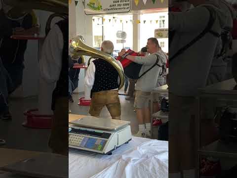 Tuba-Bläser und seine zwei Kollegen von hinten…