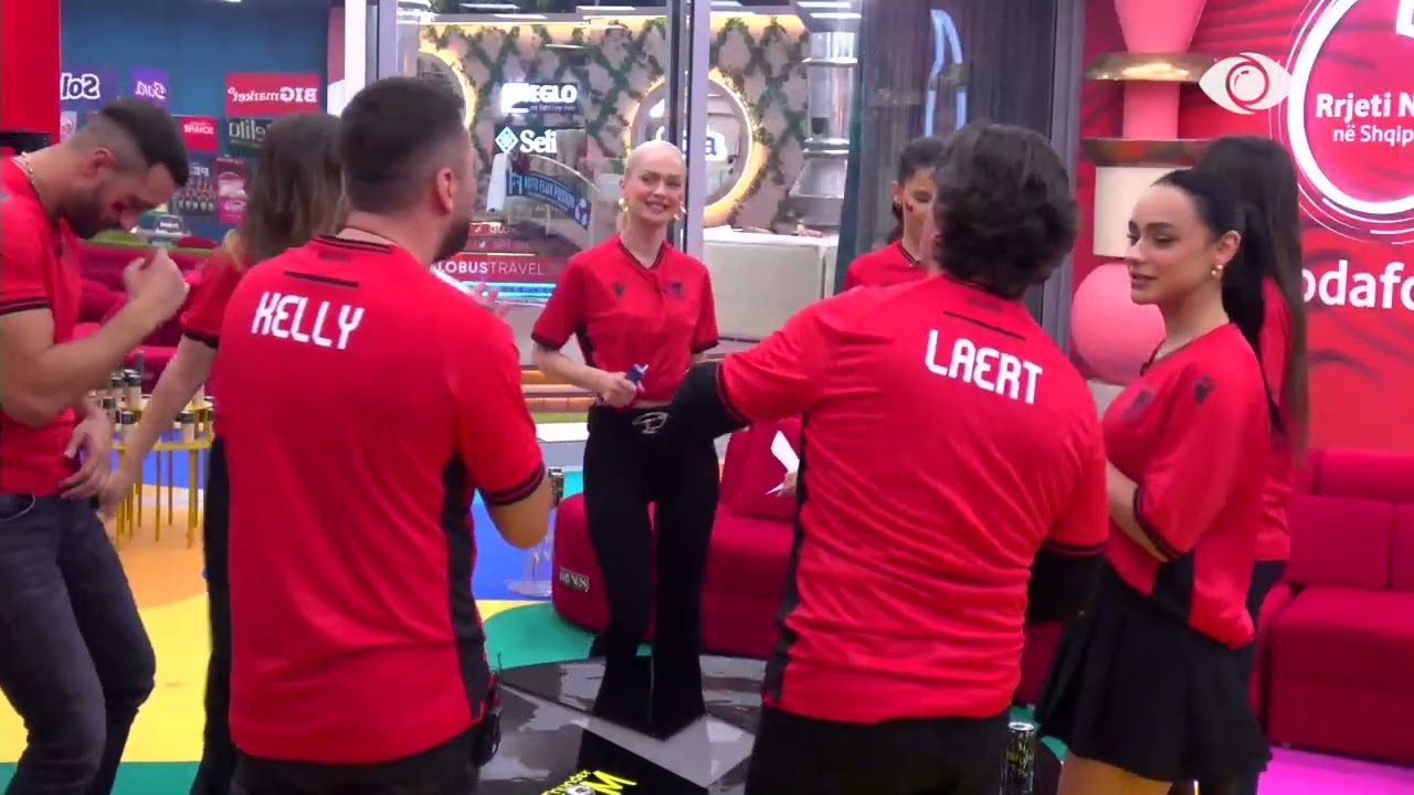 Shtëpia në festë, banorët presin ndeshjen e Kombëtares së futbollit duke kërcyer