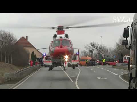 Schwerer Unfall mit Behinderten-Transporter auf auf B104 in Teterow