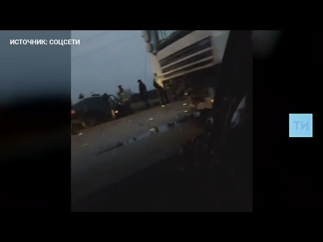 Легковушка в Татарстане залетела под фуру: у погибшей остался двухмесячный ребенок (ФОТО, ВИДЕО)