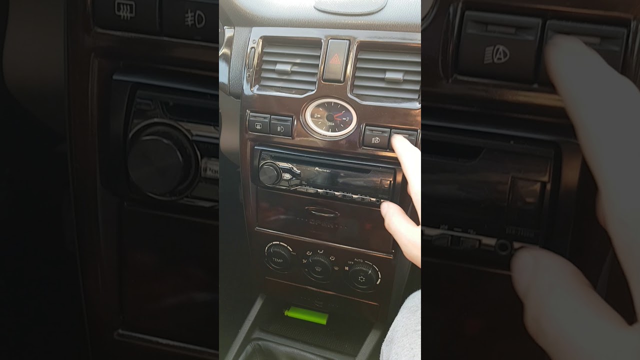 Консоль 4 кнопок и аварийки приора 2. Как снять кнопки приора. Как снять кнопки приора. Кнопка противотуманных фар лада приора 2012 se. Как снять кнопки приора.