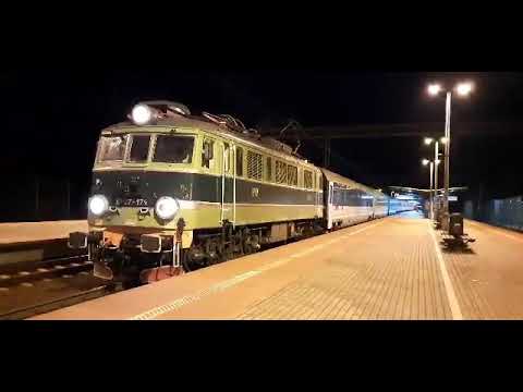 EP07-174 tzw. 'szpinak' z pociągiem TLK 63170/1 'Pogórze' odjeżdża wieczorna porą