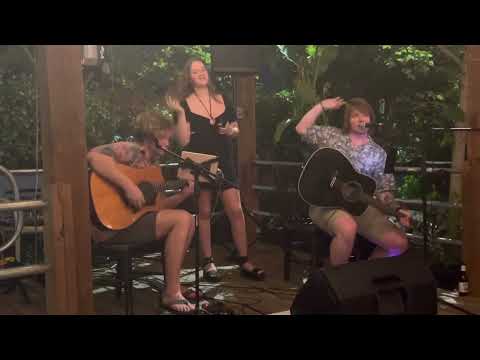 Elles Bells w Ziggy and the Bear