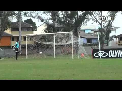 Ronaldinho faz dois golaços: por cobertura e de calcanhar