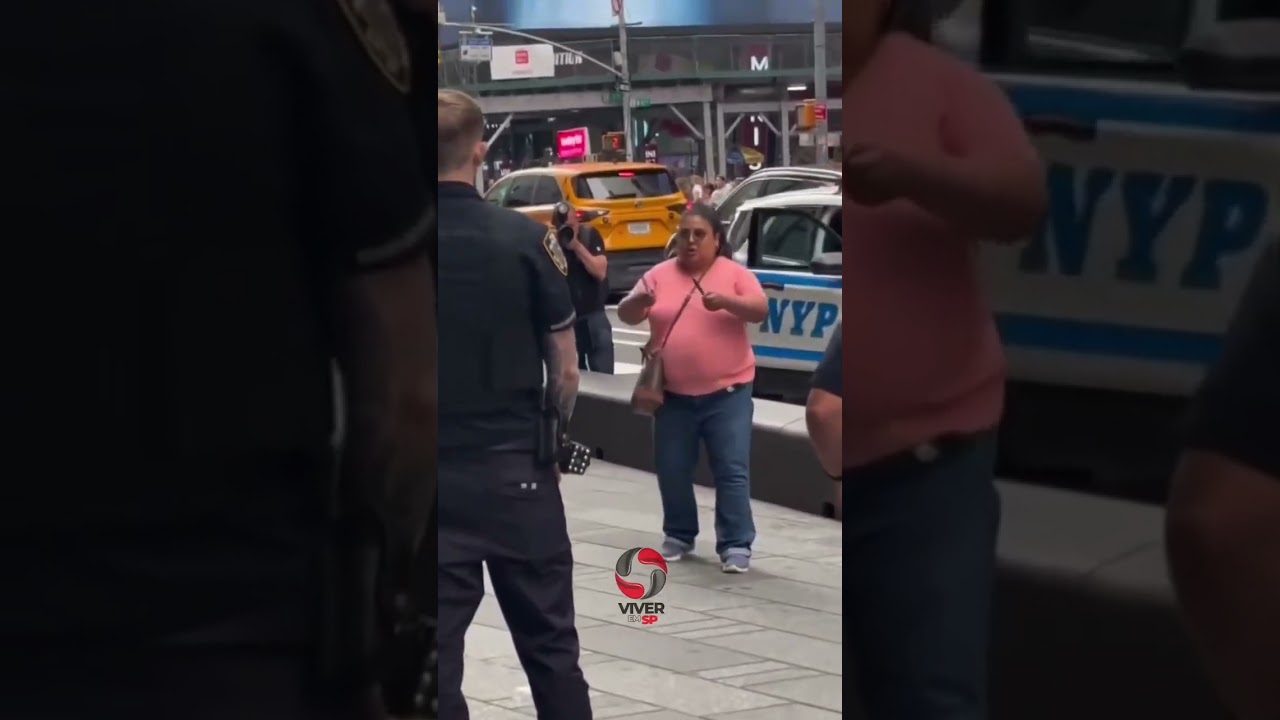 Mulher esfaqueia 2 pessoas na Time Square e é baleada por policias.