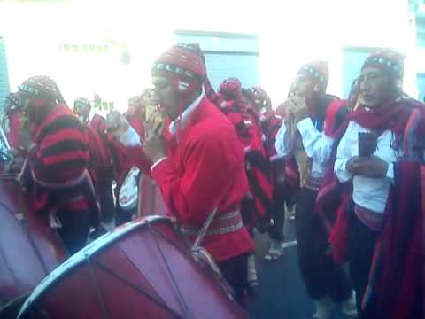 agrup.cult. sikuris claveles rojos  huancane-base lima 2013 fiesta de mayo
