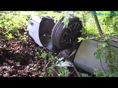 #Unfall #Schutzengel Auto überschlägt sich und landet im Wald auf Dach