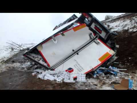 Sattelzug stürzt bei Prüm Hang hinab