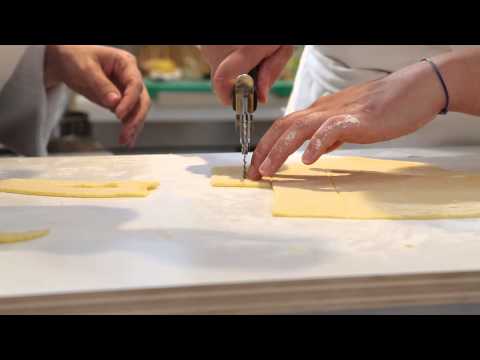 Crostoni di lardo miele e rosmarino, tagliatelle ai ceci, cenci - Coomponiamo a Certaldo