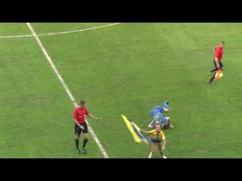 Капитан БАТЭ уходит от столкновения с чирлидером | BATE Captain escapes tackle from  a cheerleader