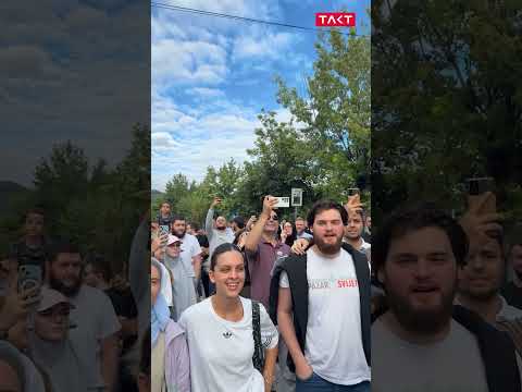 Glumac Gagi Jovanović sa Novopazarcima ispred SUP-a peva "Ružo rumena"