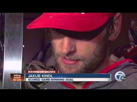 Red Wings beat Blackhawks in Game Four