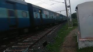 preview picture of video 'Swarna Jayanti SF Express 12804 Slow Passing On Budni Station'