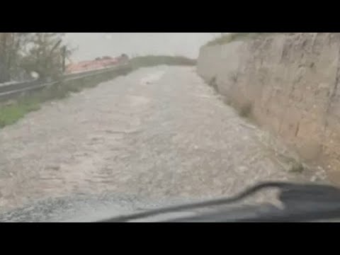 Il maltempo non molla la regione. Allagamenti, frane e tetti crollati: vigili del fuoco...