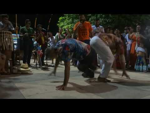 Mestre Olavo e Mestre Leopardo ao som de capoeira angola e carimbó em Santarém