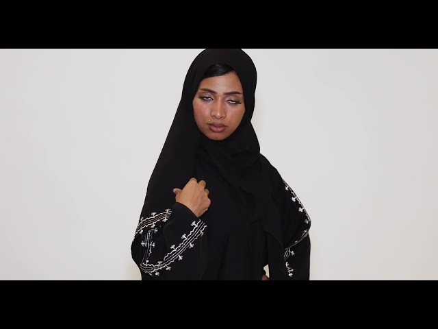 عباية سوداء بكلفة مطرزة باللون الابيض5050