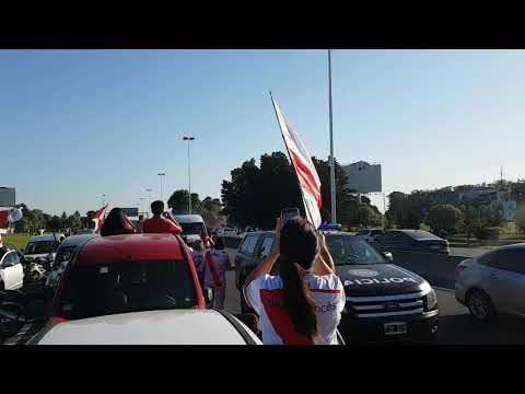 "Caravana de River Campeón!! Salida del Aeropuerto - Autopista Richieri" Barra: Los Borrachos del Tablón • Club: River Plate