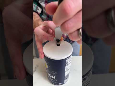 Game changing salt top trick! 👨🏻‍🍳 #mealprep #salt #kitchentips #cookingathome