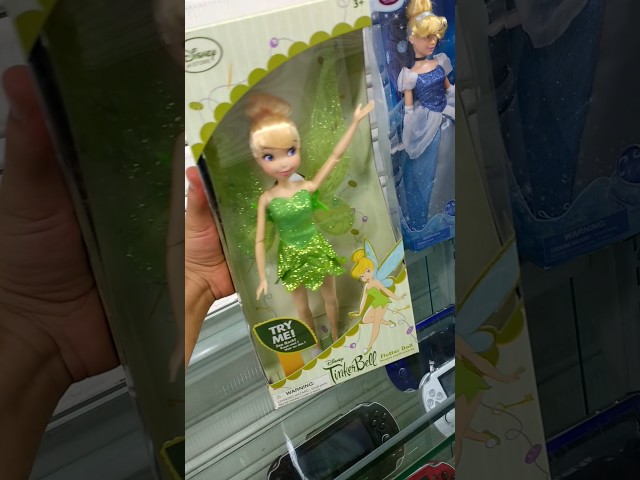 Vídeo relacionado con Disney Store Oficial Muñeca Peluche Campanilla, 35 cm, Hada de Peluche con Vestido de Satén Icónico y Detalles Bordados, Apto Desde el Nacimiento