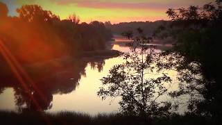 Bridge over troubled water. The Kevin Hays Trio