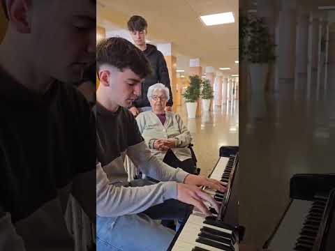 Cold Play sonant al Piano Viu de la residència de La Mercè de Tarragona