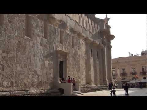 The cathedral and Piazza Duomo in Siracusa, Sicily