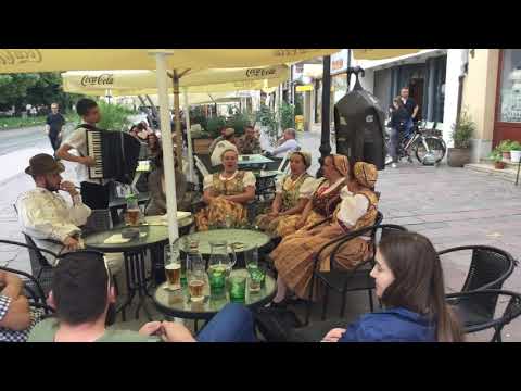 Cantores folclóricos na rua principal de Kosice, Eslováquia