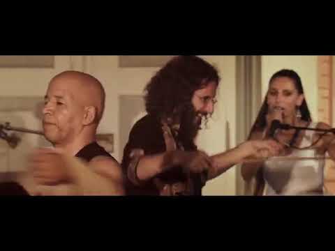 Castle, Bubbles and a Whirling Sound __ Estas Tonne & Family