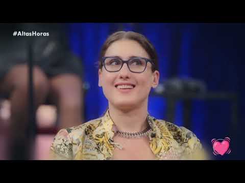 Vanessa da Mata cantando nada mais de Gal Costa nos bastidores do Altas horas.